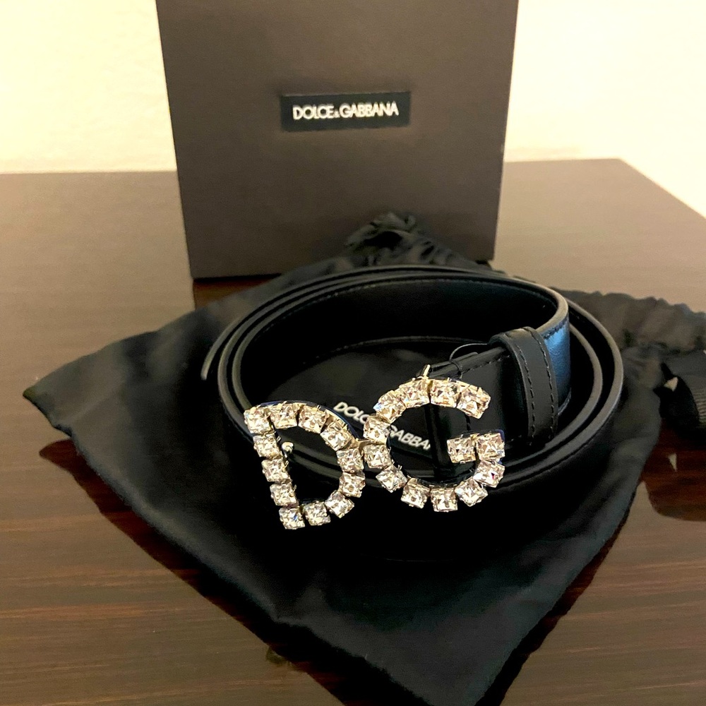 I am selling a D&G women’s belt. I never wore. GREAT condition